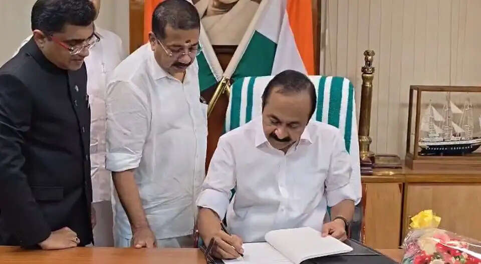 केरल में नई सरकार की पहली कैबिनेट बैठक में कई बड़े फैसले, बसों में महिलाओं को मुफ्त यात्रा और बुजुर्गाें के लिए अलग बनेगा विभाग