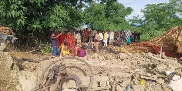 बांदा: बारिश में गिरी कच्ची दीवार, मलबे में दबकर बुजुर्ग दंपति की मौत