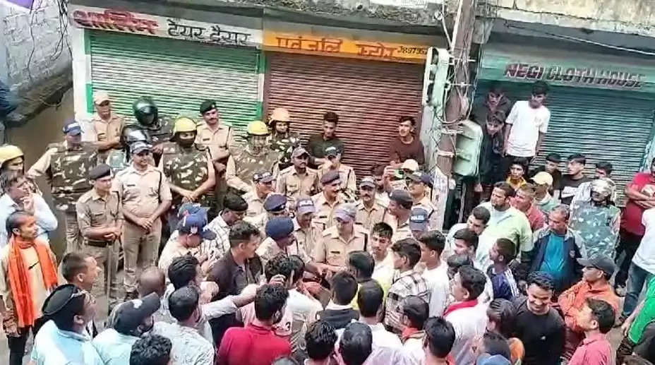 सांप्रदायिक सौहार्द बनाये रखने के लिए पुलिस ने किया फ्लैग मार्च