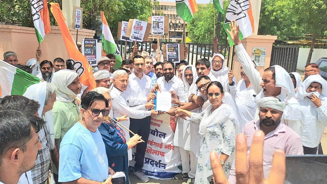 हिसार : पेट्रोल-डीजल मूल्य वृद्धि व नीट पेपर लीक के खिलाफ कांग्रेस ने किया प्रदर्शन