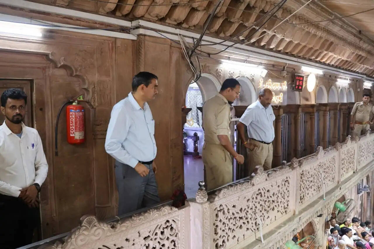 डीएम-एसएसपी ने श्री बांके बिहारी जी मंदिर तथा आस-पास के क्षेत्र का किया निरीक्षण