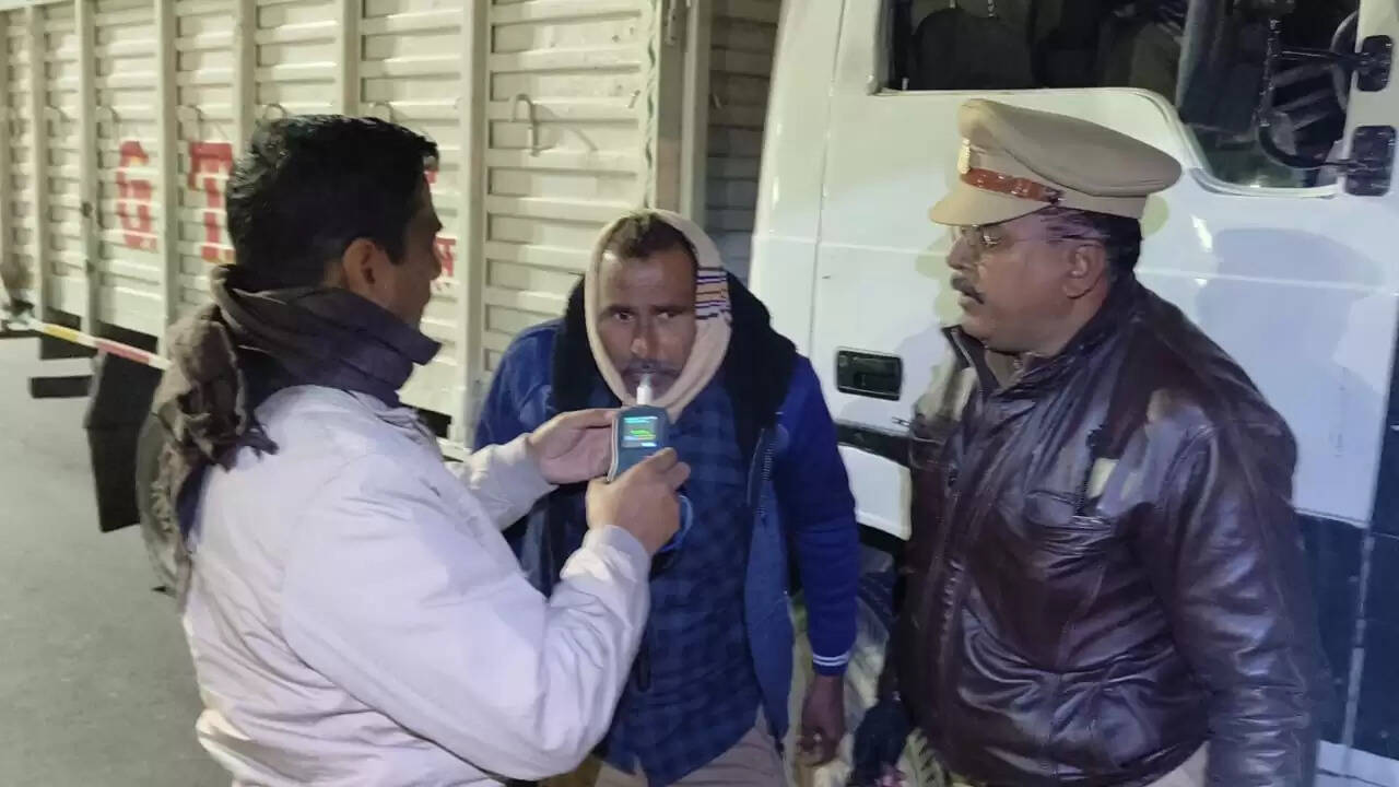 गंगा बैराज पर देर रात ताबड़तोड़ चेकिंग, स्टंटबाजों और नशेड़ी चालकों में हड़कंप