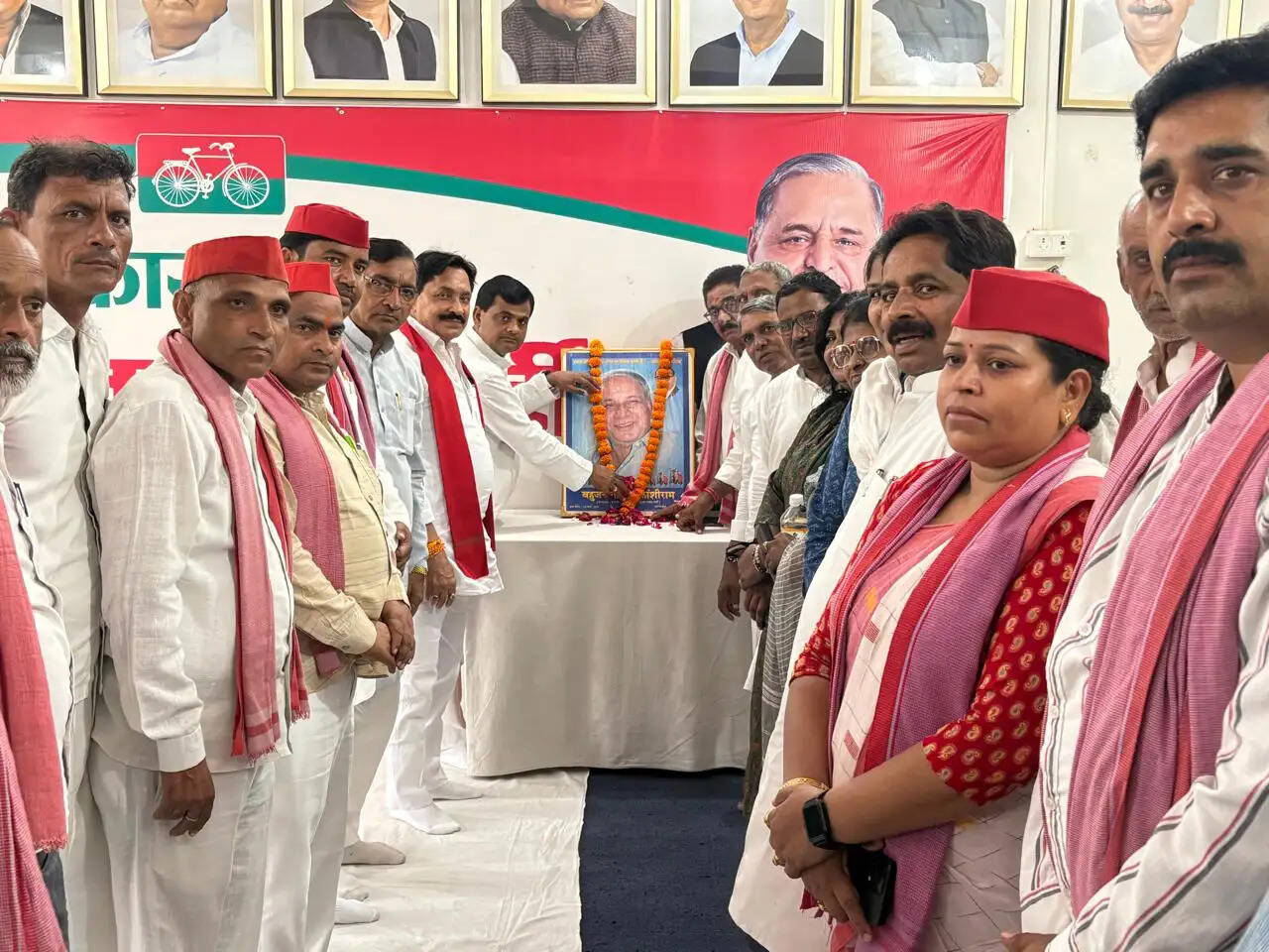 सपा कार्यालय में मनाई गई कांशीराम की पुण्यतिथि, सामाजिक न्याय के संघर्ष को किया याद