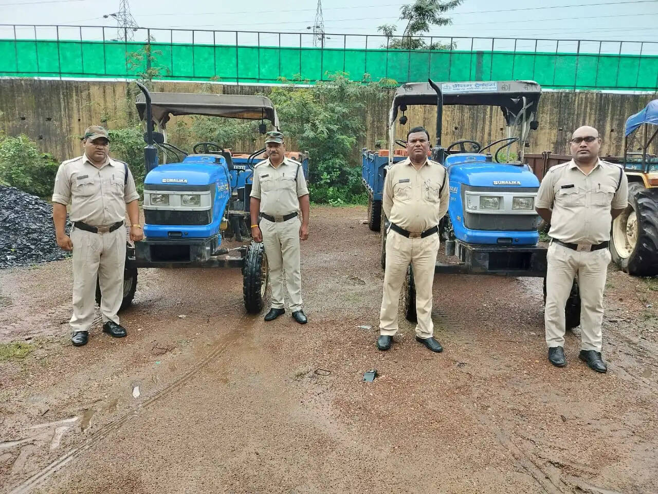 कोरबा : सीतामढ़ी, बरमपुर, राताखार सहित अन्य स्थानों से अवैध खनिज परिवहन कर रहे 9 वाहन जब्त