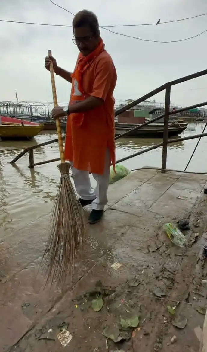 वाराणसी : विधायक ने घाटों पर फैले कूड़ा करकट को देखकर उठा लिया झाड़ू