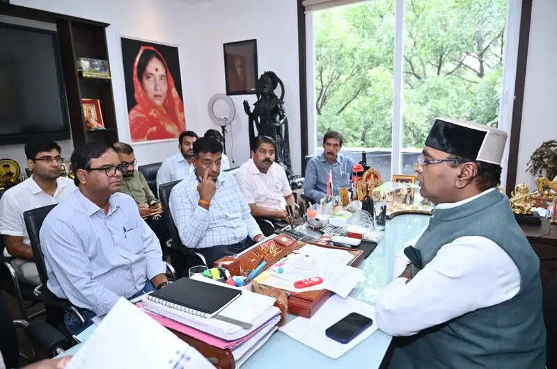 भोपालः प्रभात चौराहा फ्लाईओवर में देरी पर मंत्री सारंग ने पीडब्ल्यूडी अधिकारियों को लगाई फटकार