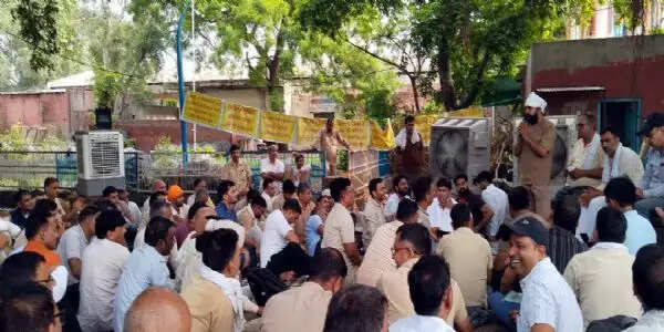 हिसार : रोडवेज कर्मचारियों ने रोका बसों का संचालन, धरना देकर की नारेबाजी