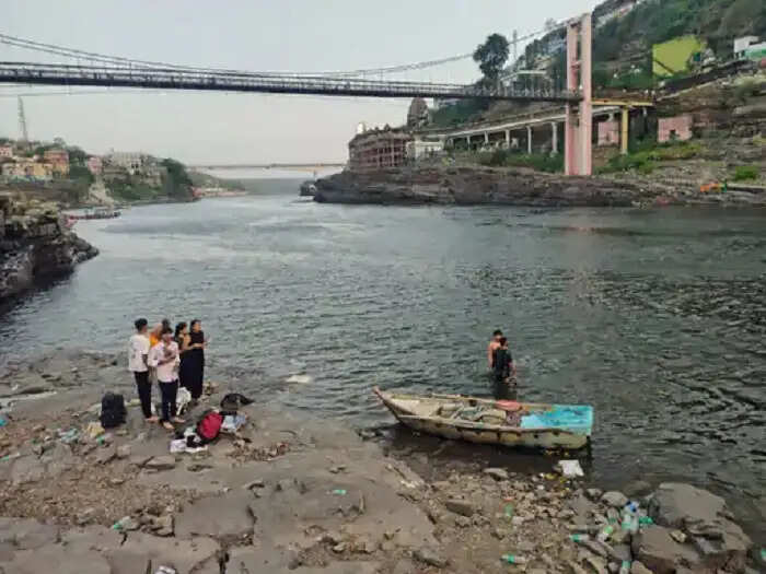 मप्र:&nbsp;ओंकारेश्वर में नर्मदा स्नान के दौरान&nbsp;छात्र तेज बहाव में डूबा, भोपाल से दोस्तों के साथ दर्शन करने आया था,&nbsp;रेस्क्यू जारी