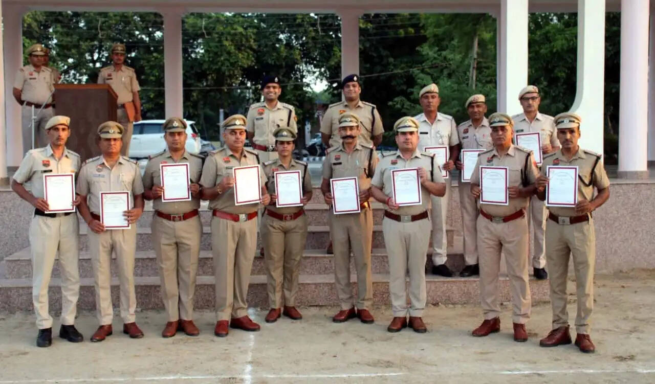 हिसार : सराहनीय और उत्कृष्ट कार्य करने वाले पुलिस कर्मचारियों को एसपी ने किया सम्मानित