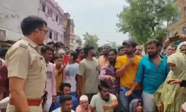 सागरः मारपीट में युवक की मौत के बाद चक्काजाम, महिलाओं ने पुलिस पर फेंकी चूड़ियां