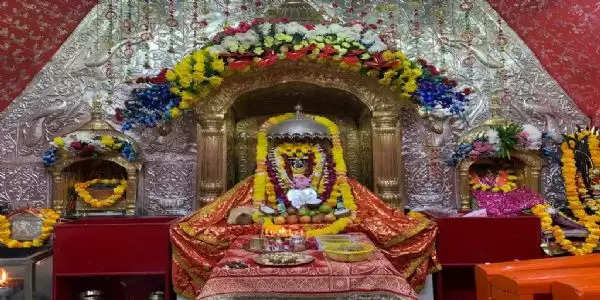 नवरात्र के चलते माता के मंदिरों में सुबह से ही भक्तों की भारी भीड़