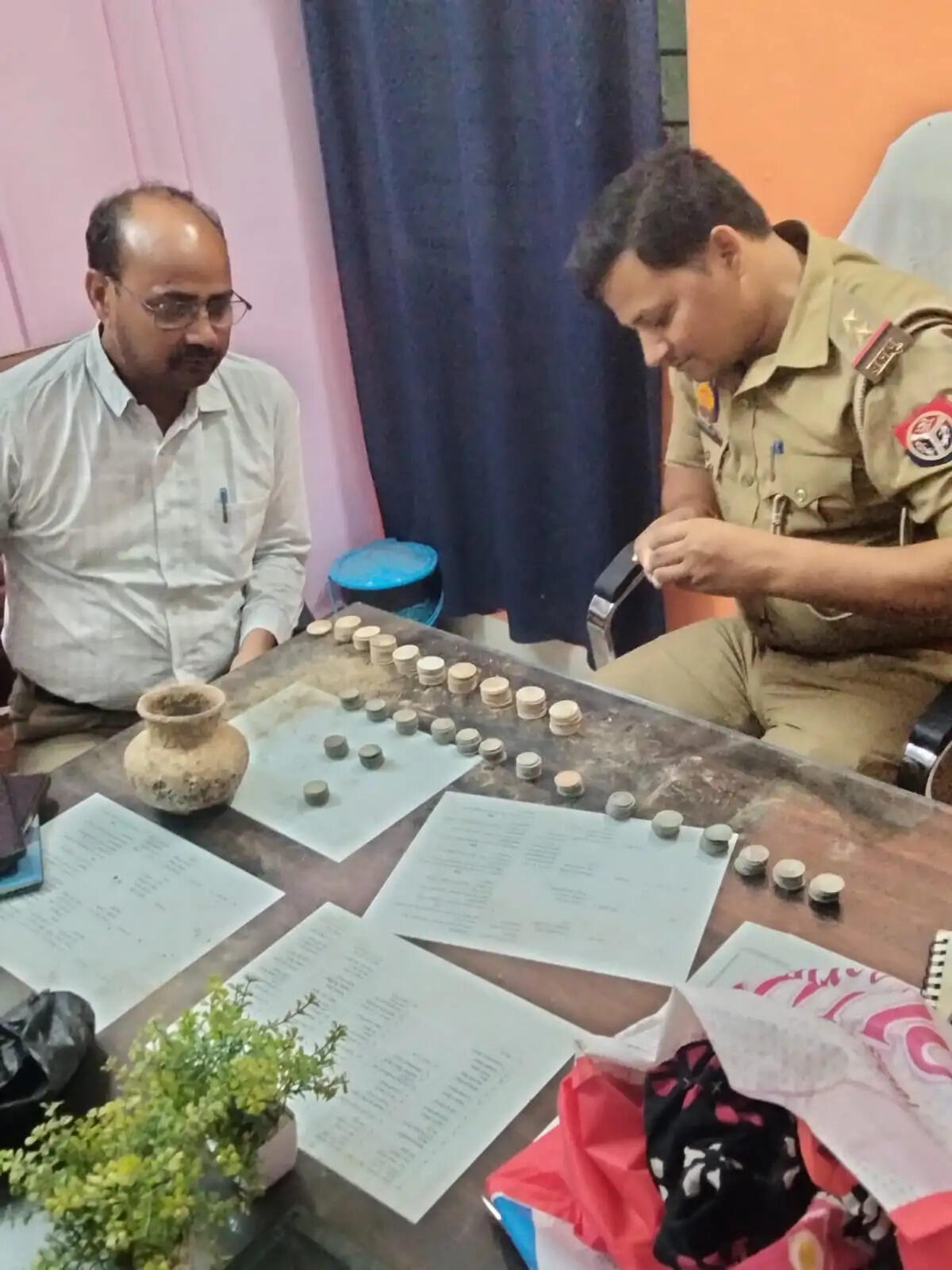 फतेहपुर में खंडहर की खुदाई में मिले चांदी के 92 प्राचीन सिक्के