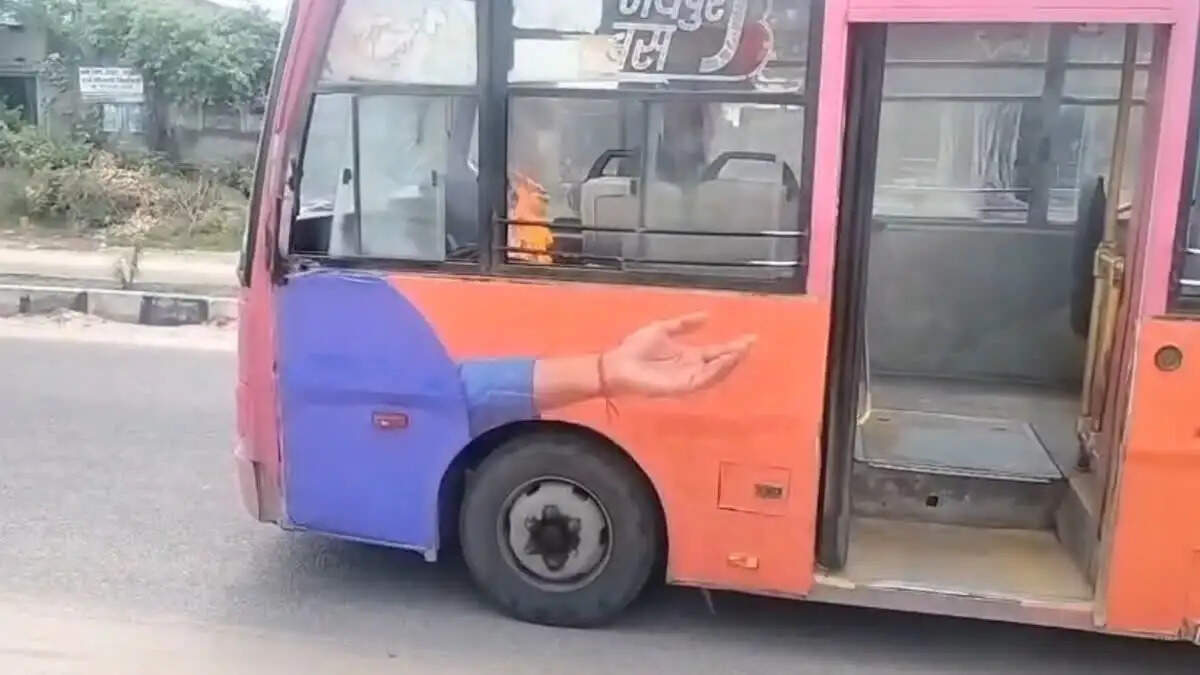 चलती लो-फ्लोर बस के इंजन में लगी आग: यात्रियों में मची अफरा-तफरी