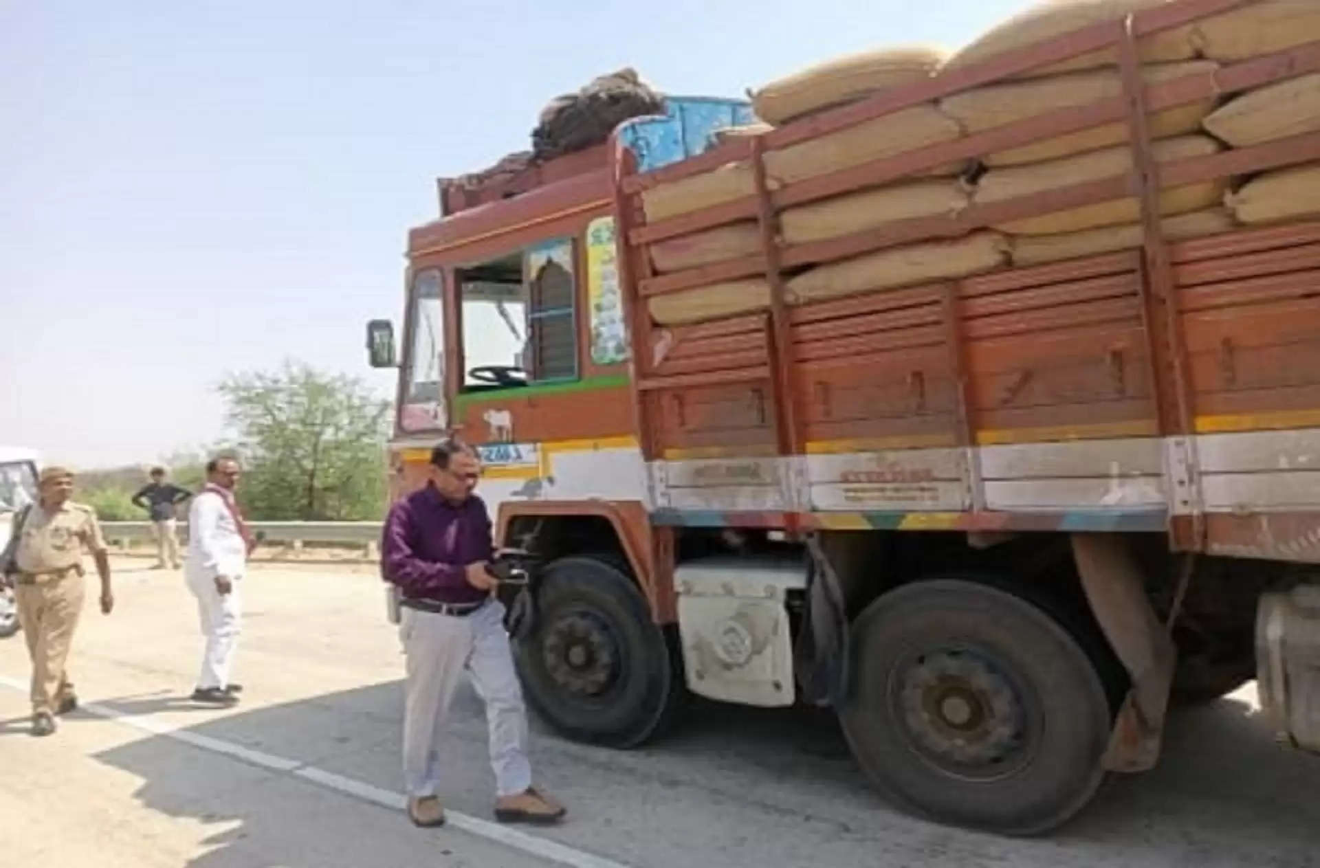 ट्रक में लदा 200 क्विंटल गेहूं पकड़ा, वसूले 75 हजार शमन शुल्क