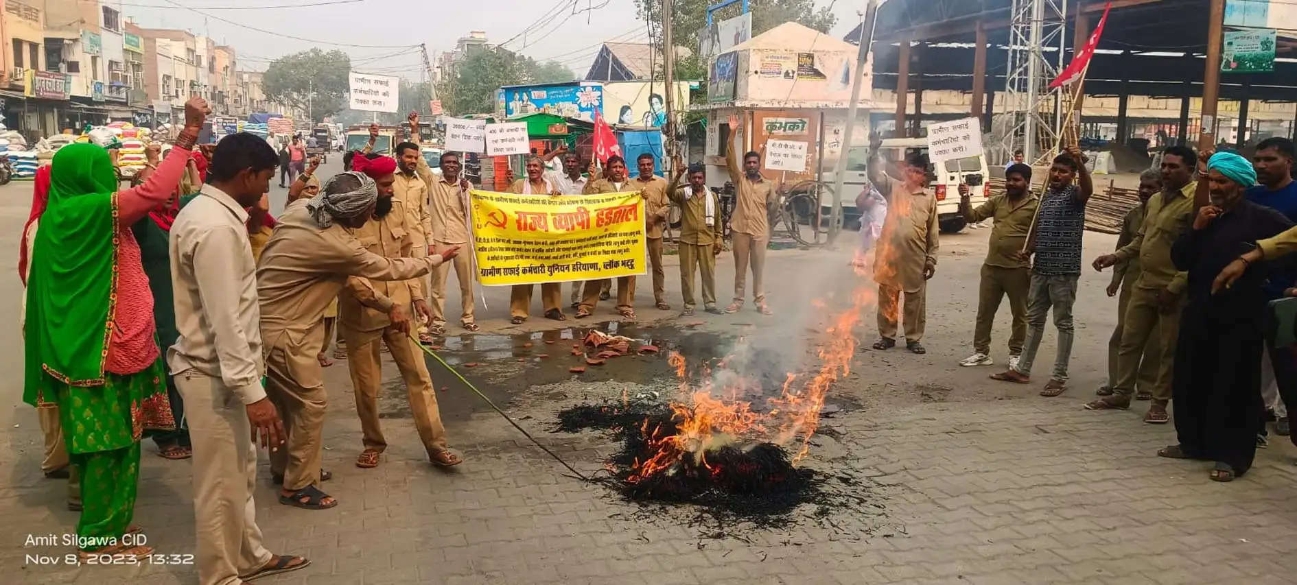 फतेहाबाद: भट्टू में ग्रामीण सफाई कर्मचारियों ने फूंका पंचायत मंत्री का पुतला