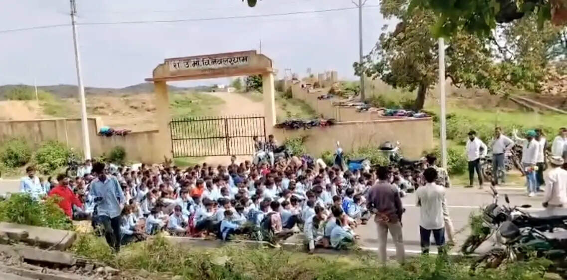 गणित के शिक्षक के ट्रांसफर पर ग्रामीणों ने किया चक्काजाम, बच्चों ने स्कूल पर की तालाबंदी