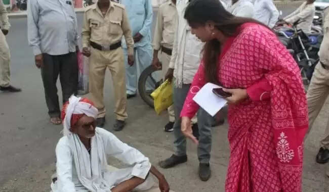 मंदसौरः जमीन पर अतिक्रमण हटाने की मांग, बुजुर्ग किसान ने तहसीलदार में कदमों में रख दी पगड़ी