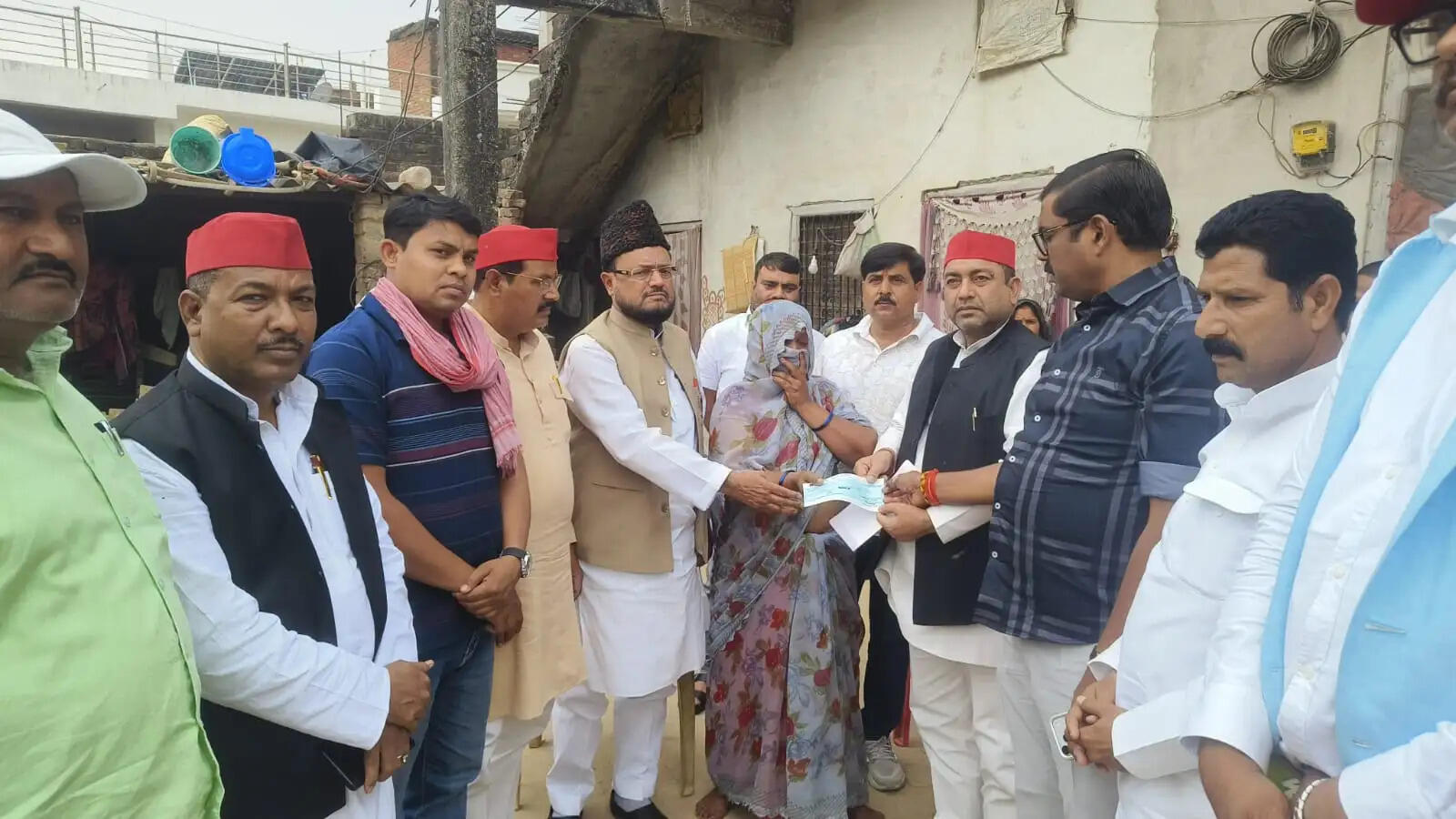 सपा का प्रतिनिधिमंडल जौनपुर में पीड़ित परिवार से मिला, दाे लाख का चेक सौंपा