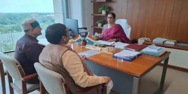 बिहार में यूरिया-डीएपी की पर्याप्त उपलब्धता को लेकर सांसद ने केंद्रीय अधिकारियों से की मुलाकात