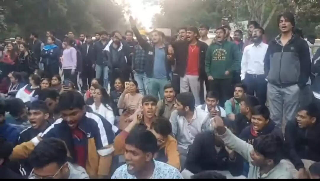 बीएचयू साउथ कैंपस के बाहर छात्रों का हंगामा, संदिग्ध मौत पर सड़क जाम