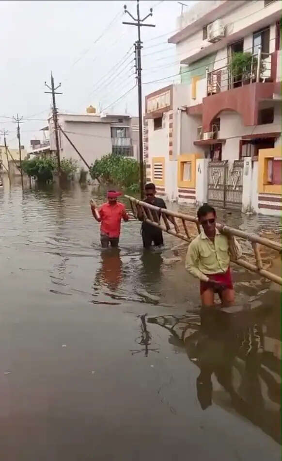 बिजली लाइनों की खराबी सुधारने जुटा बिजली विभाग का मैदानी अमला