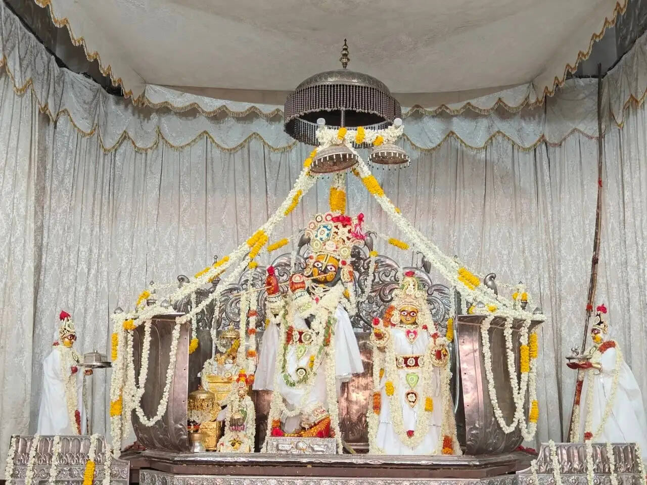 गंगा दशहरा पर मंदिरों में सजी फूल बंगले और गंगावतरण की झांकियां