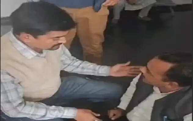 हल्द्वानी में पार्षद ने नगर निगम कर्मियों को बनाया बंधक