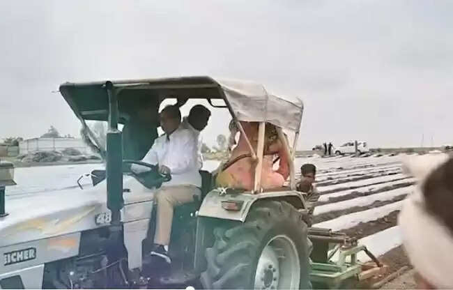 केंद्रीय मंत्री शिवराज सिंह चौहान ने खेत में चलाया ट्रैक्टर, शिमला मिर्च की खेती की