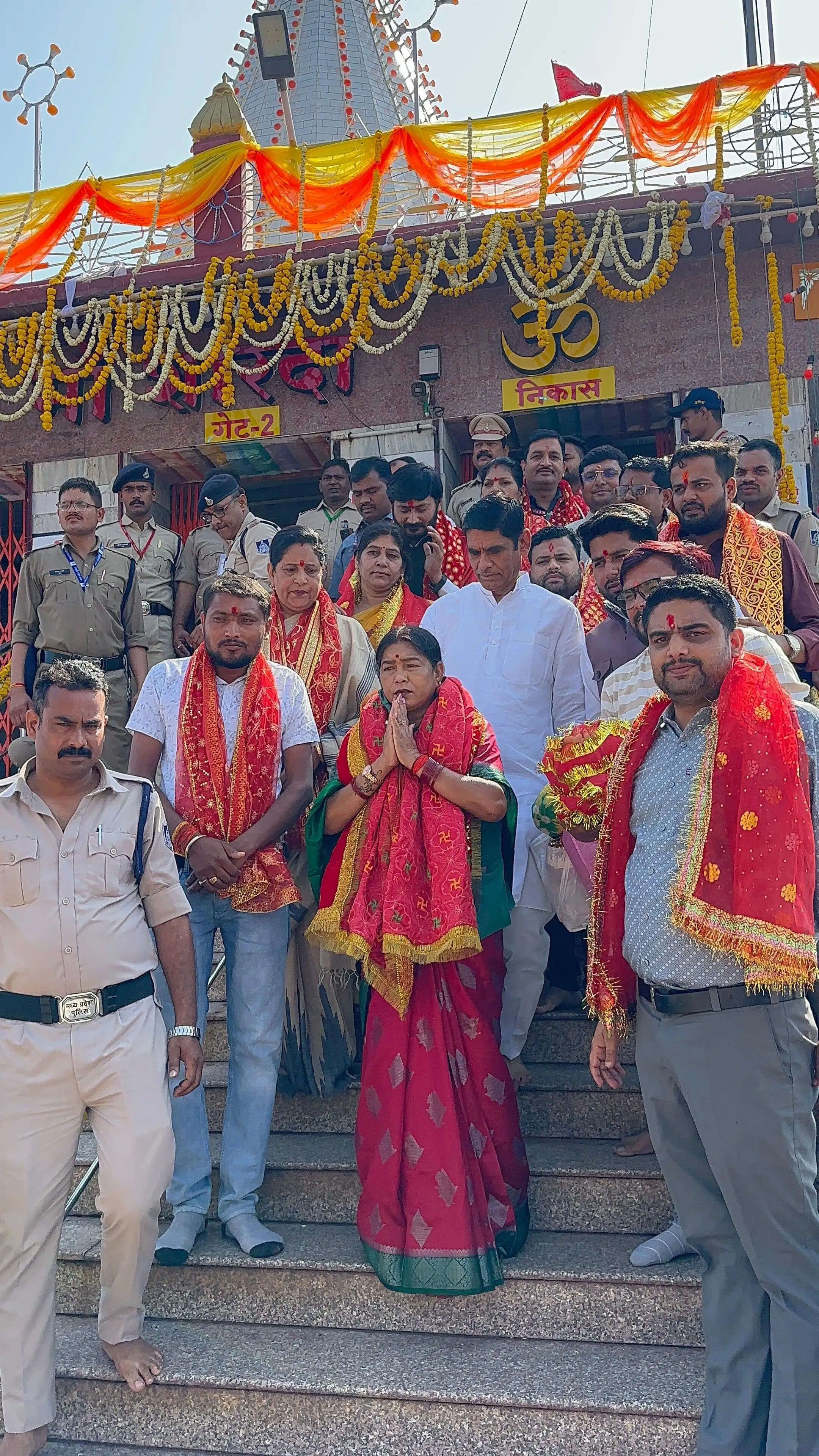 मैहर में प्रभारी मंत्री राधा सिंह ने मां शारदा के किए दर्शन, विकास कार्यों की समीक्षा बैठक&nbsp;की