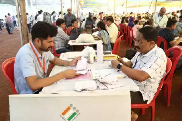 लोस चुनाव : भोपाल में मतदान के लिए चुनाव सामग्री बंटना शुरू, शाम तक टीमें पहुंचेगी पोलिंग बूथ