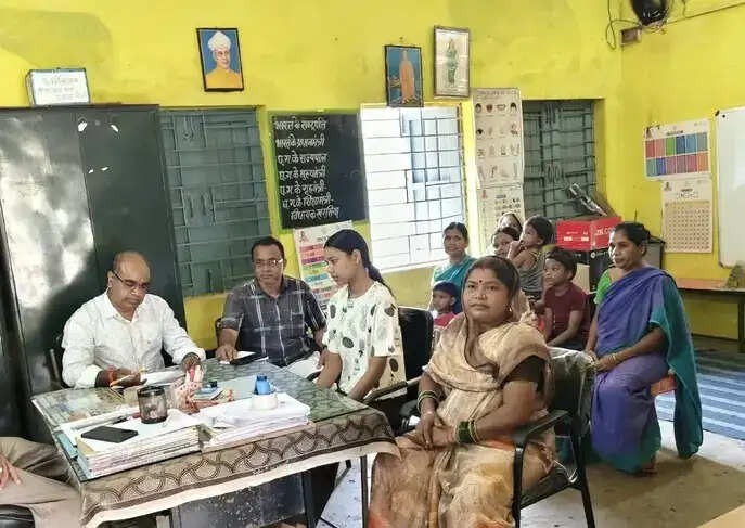मतदाता सूची में नाम जोड़ने 10 अक्टूबर तक विशेष शिविर, 17 वर्ष से अधिक आयु के युवाओं से भी लिए जा रहे अग्रिम आवेदन