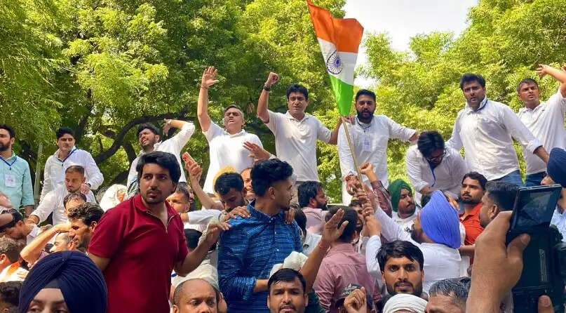 मुख्य चुनाव आयुक्त के इस्तीफे की मांग को लेकर युवा कांग्रेस का प्रदर्शन, कई कार्यकर्ता हिरासत में लिए गए