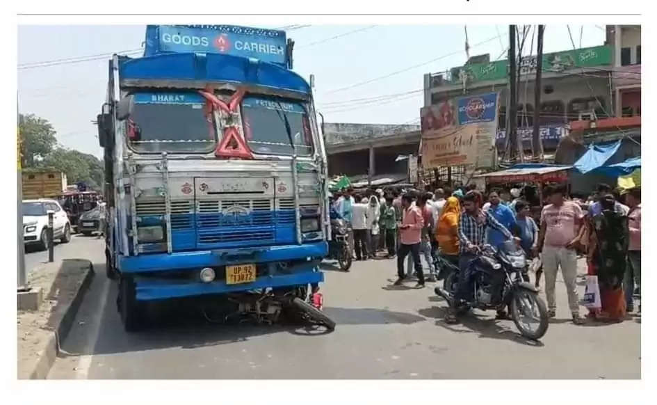 ट्रक ने मोटर साइकिल में टक्कर मारी, दंपति की मौत