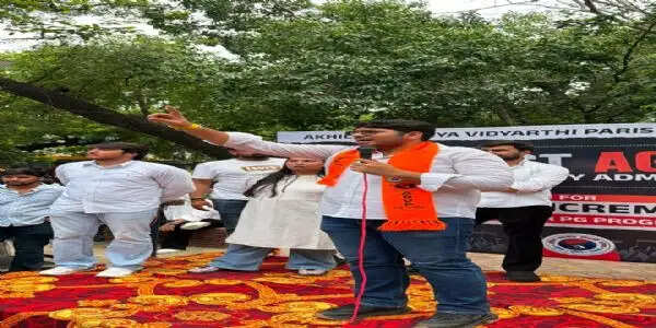 एक वर्षीय स्नातकोत्तर पाठ्यक्रमों में सीटें बढ़ाने की मांग को लेकर अभाविप का प्रदर्शन