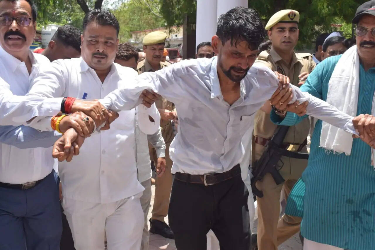 कलेक्ट्रेट परिसर में अधिवक्ता ने किया आत्मदाह का प्रयास, मचा हड़कम्प