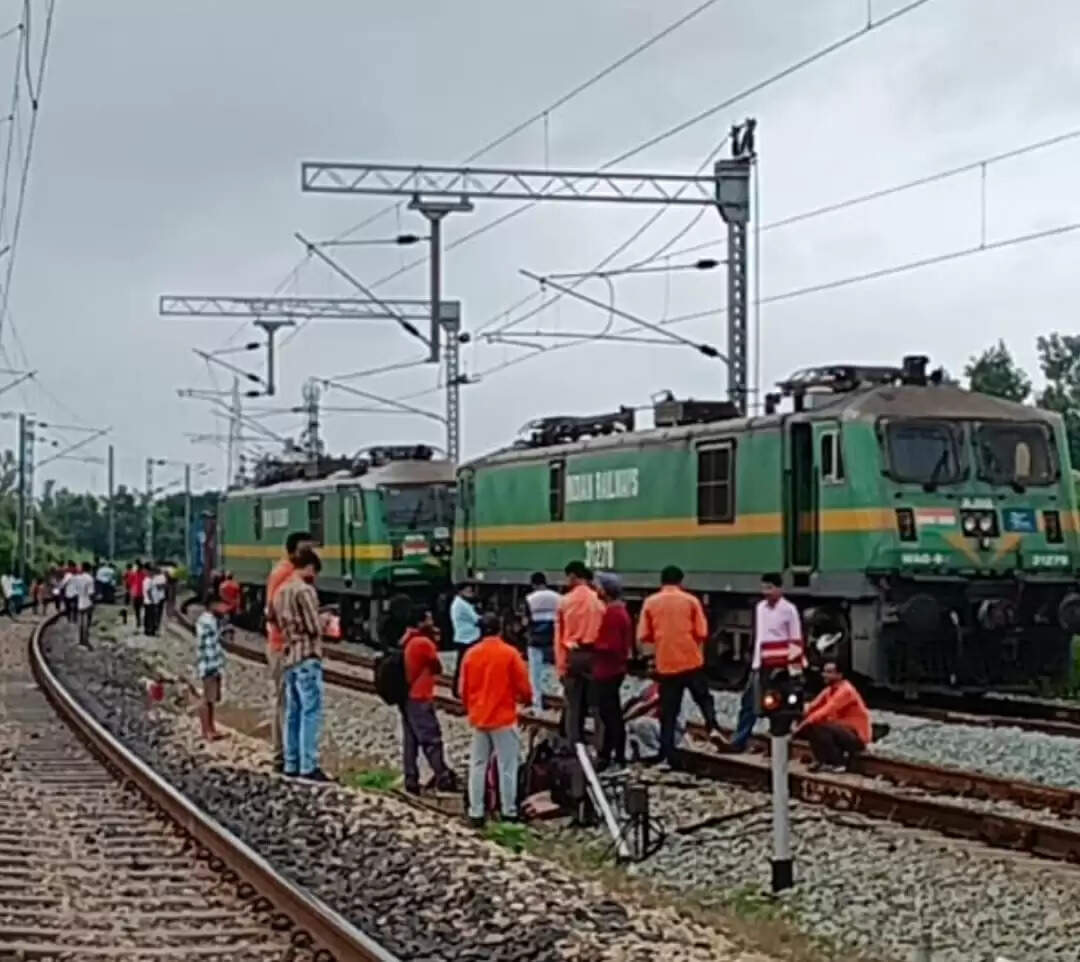 सोनभद्र: मालगाड़ी का इंजन समेत तीन बोगी पटरी से उतरी