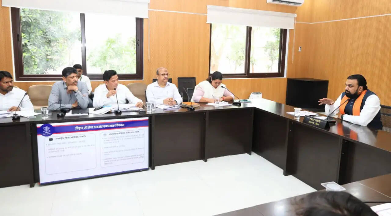 राष्ट्रीय एवं अंतर्राष्ट्रीय स्तर पर प्रतिस्पर्धा हेतु खिलाड़ियों को आवश्यक सुविधाएं उपलब्ध कराएंः मुख्यमंत्री