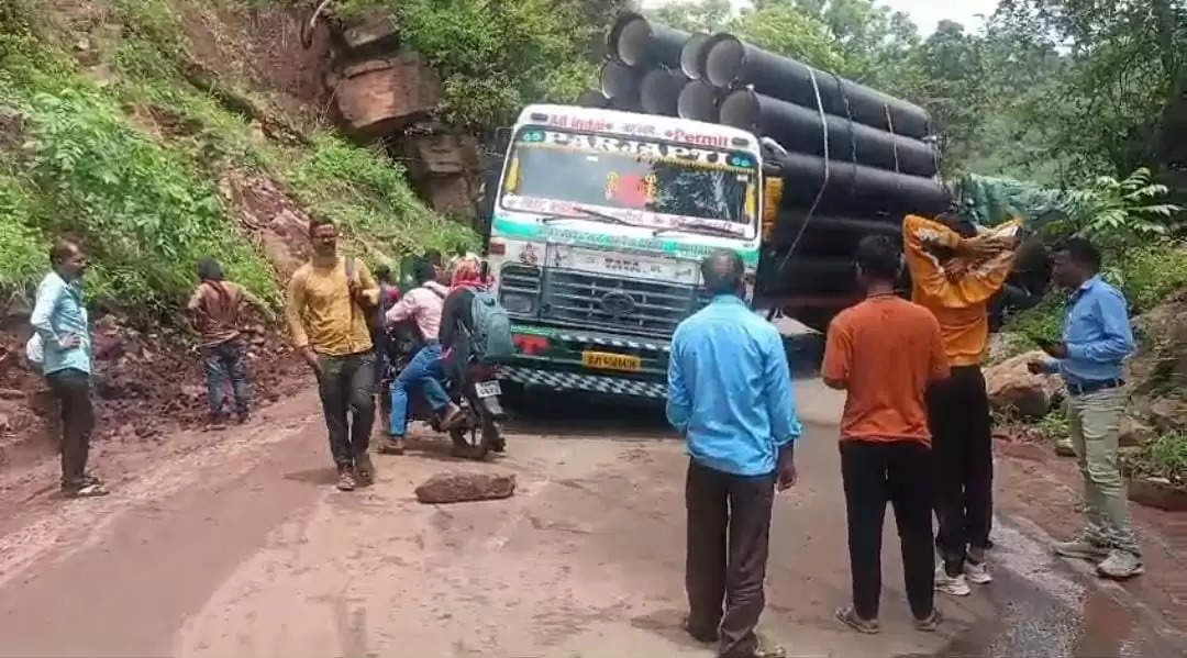 श्योपुर: नोनपुरा घाटी में फंसा ट्रॉला, सड़क पर गिरे पाइप, लगा जाम