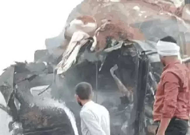 मप्र के रीवा में दो ट्रकों की भिड़ंत के बाद लगी आग, चार लोग जिंदा जले