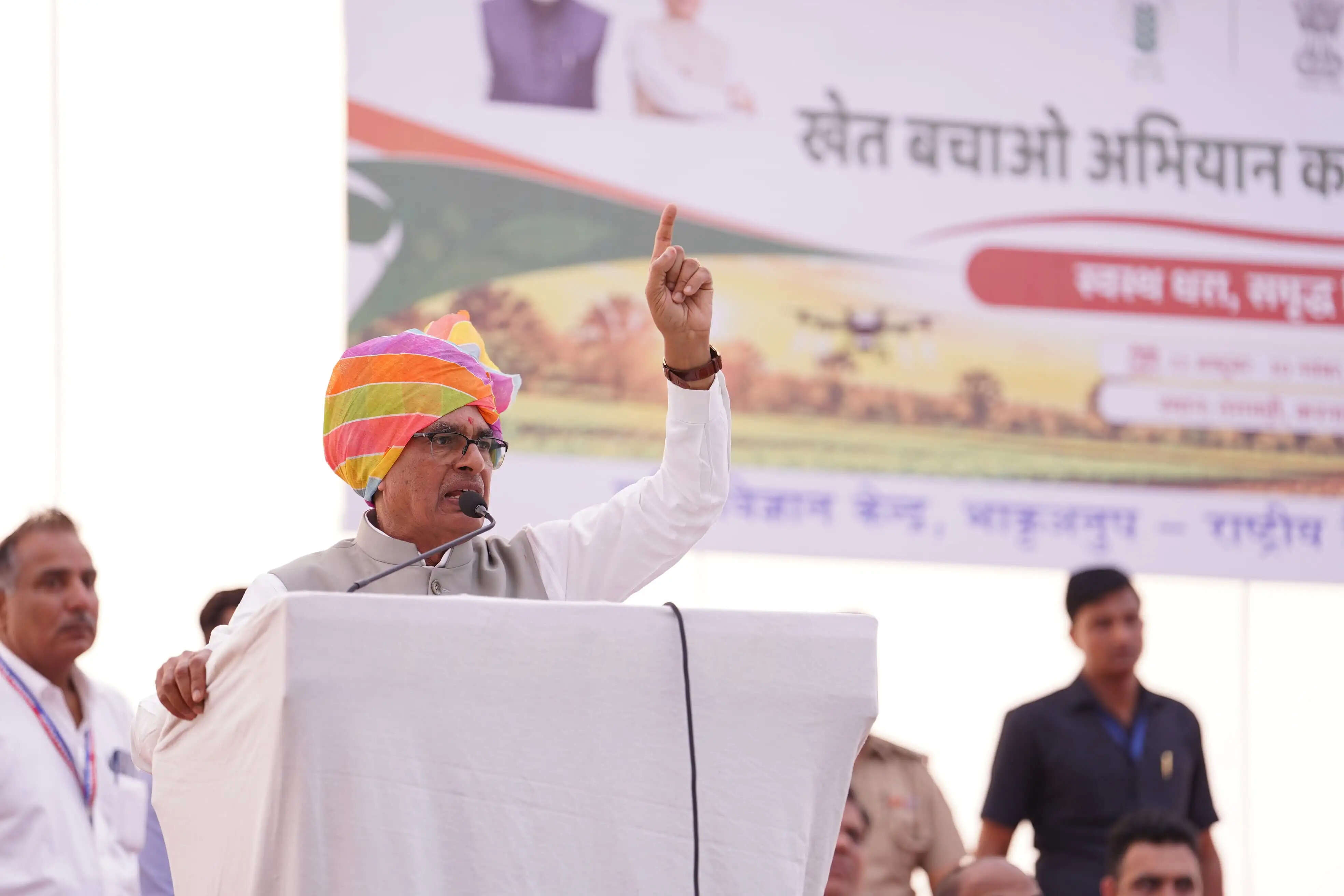 राहुल गांधी पार्ट टाइम पॉलिटिशियन और फुल टाइम ट्रैवलर- शिवराज सिंह चौहान