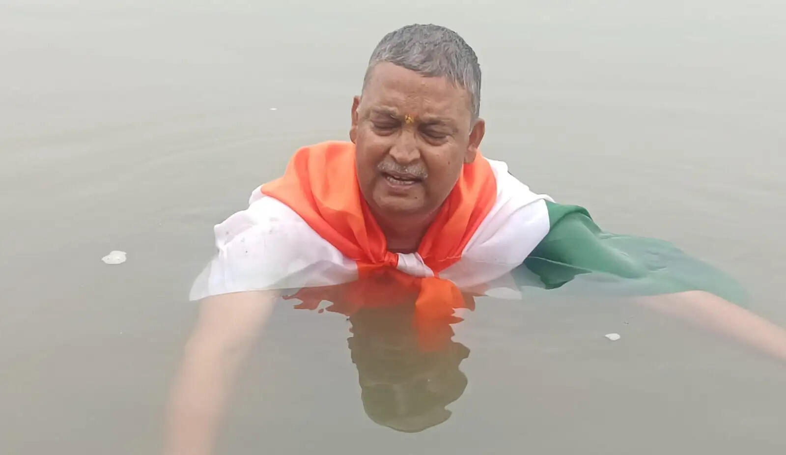 दिव्यांग महासंगठन के राष्ट्रीय अध्यक्ष ने ली जल समाधि,की सरकार विरोधी नारेबाजी