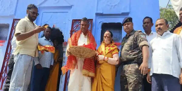 नवनियुक्त राज्यपाल ब्रजमोहन ने सपरिवार मां उग्रतारा मंदिर में की पूजा