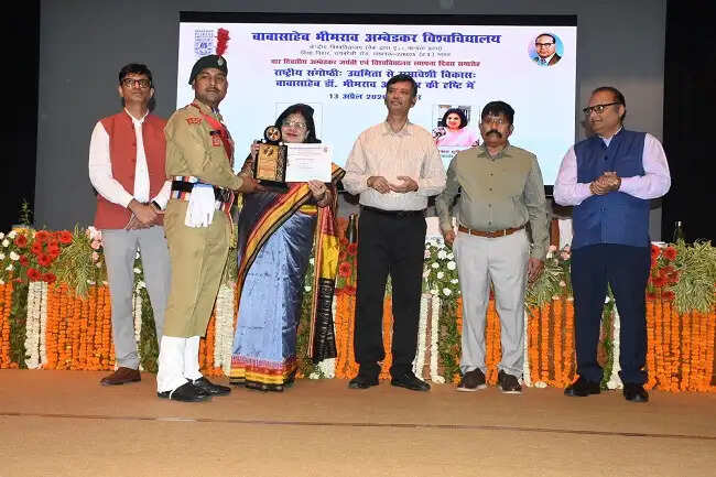 डॉ. अम्बेडकर के आदर्शों को अपनाकर ही समावेशी समाज का निर्माण संभव : प्रो. बद्री नारायण तिवारी