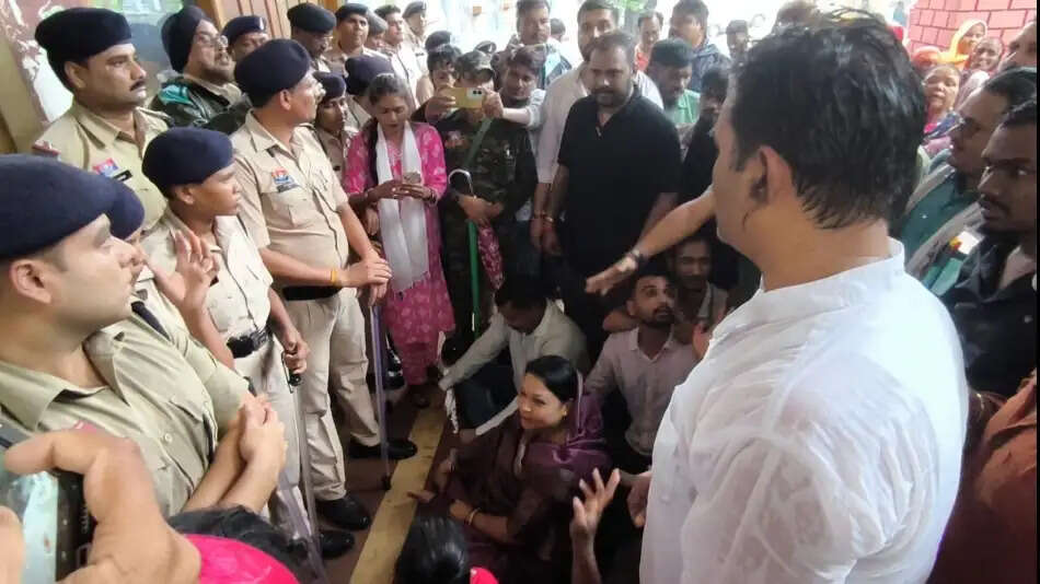 धमतरी : कांग्रेस पार्षद दल ने आबादी पट्टा -आवास योजना समेत 12 सूत्रीय मांगों को लेकर निगम कार्यालय का किया घेराव