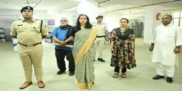 सुरक्षा व्यवस्था में लापरवाही बर्दाश्त नहीं, अनधिकृत प्रवेश पर पूर्ण रोक: डीएम