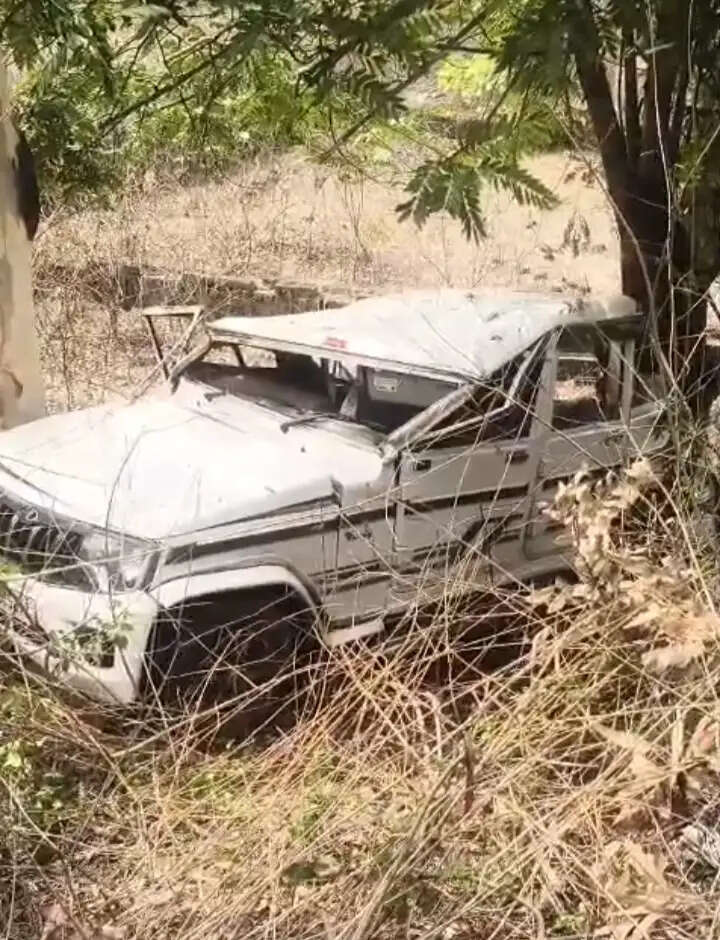 अनूपपुर: टायर फटते ही सामने चल रहीं कार से टकराया ट्रक, पेड़ से टकराई कार