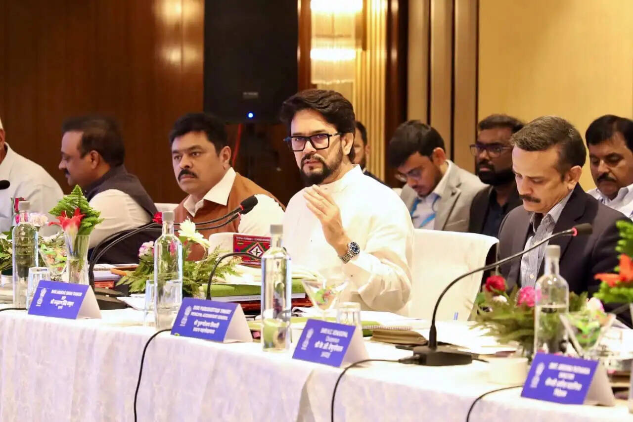 अनुराग ठाकुर ने पीएसी बैठक में धर्मशाला व शिमला एयरपोर्ट की समस्याओं पर की चर्चा