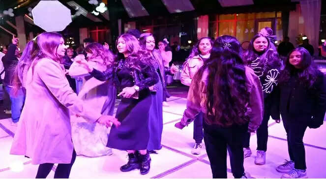 भारी रोक-टोक के साथ नव वर्ष के स्वागत के लिए कम संख्या में पहुंचे सैलानी