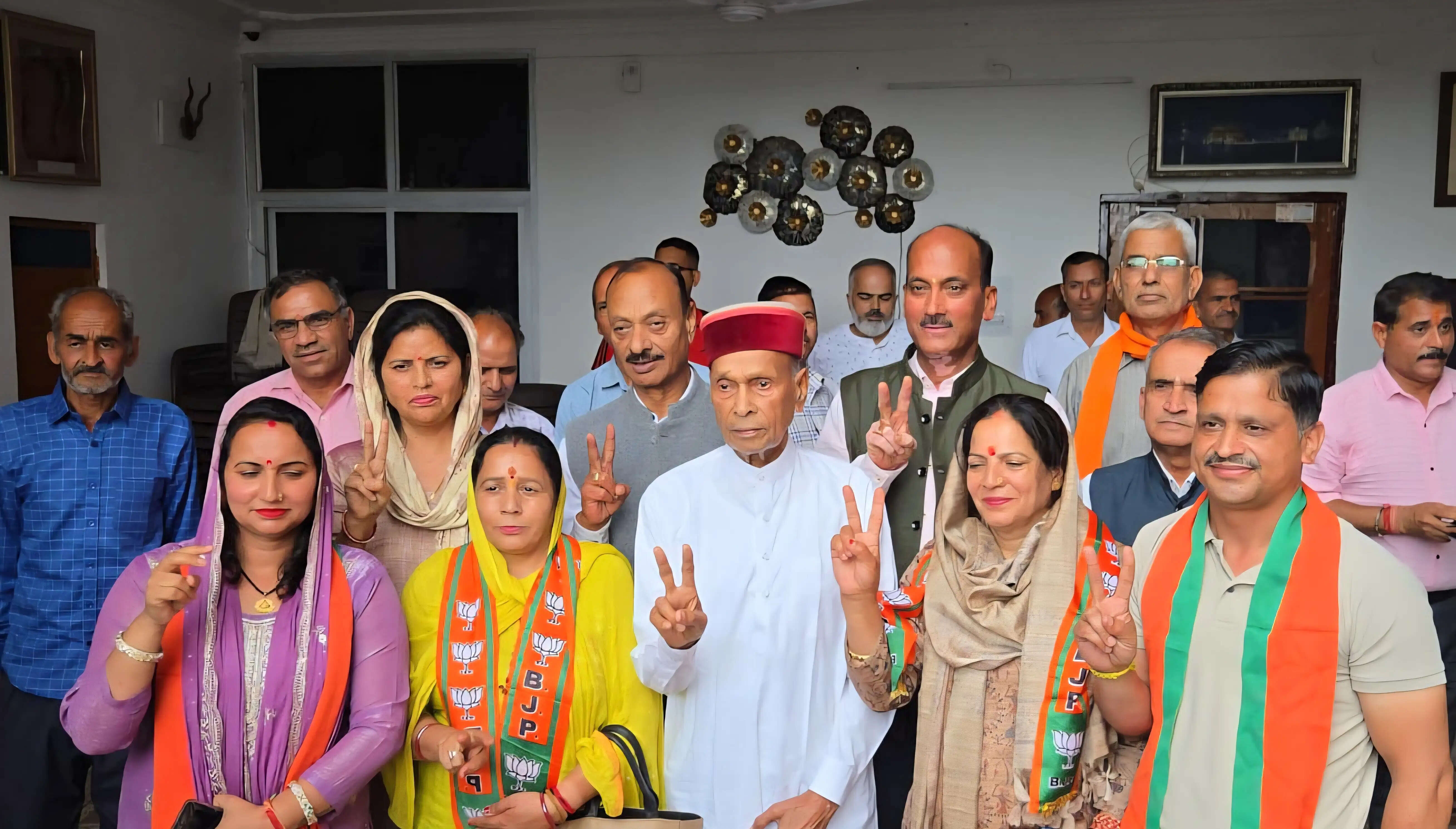 भोरंज के जिला परिषद प्रत्याशियों ने पूर्व मुख्यमंत्री धूमल से लिया आशीर्वाद