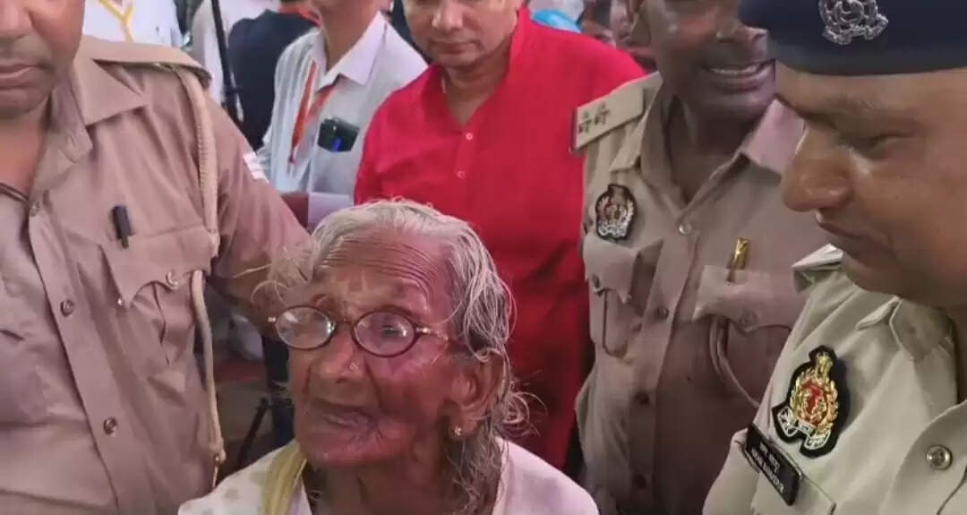 विंध्यधाम में दिखा पुलिस का सेवाभाव, 104 वर्षीय वृद्धा को कराया सुगम दर्शन